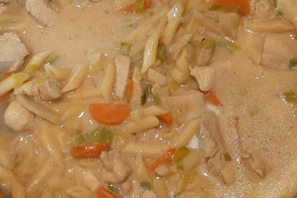 Hühnersuppe mit Nudeln Hühnersuppe mit Nudeln