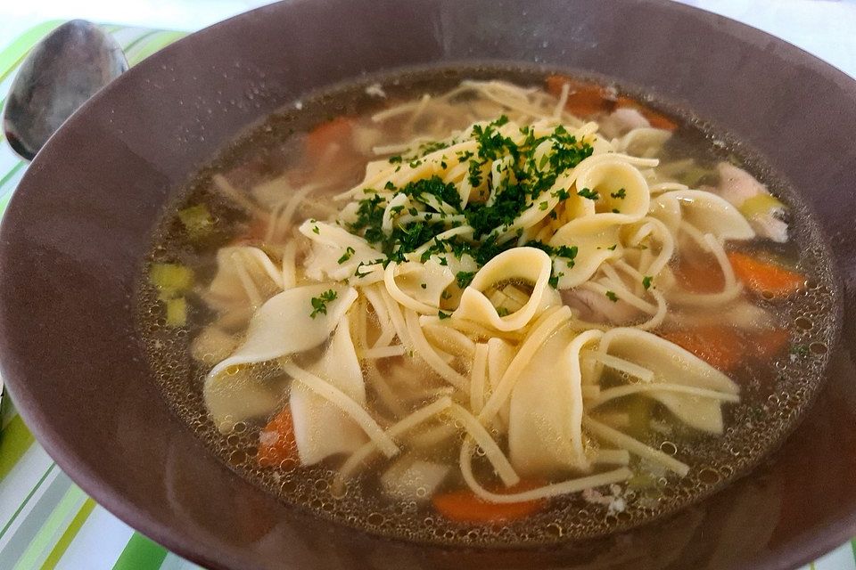 Hühnersuppe mit Nudeln Hühnersuppe mit Nudeln