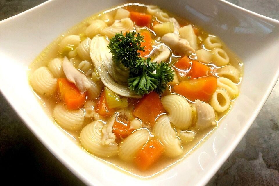 Hühnersuppe mit Nudeln