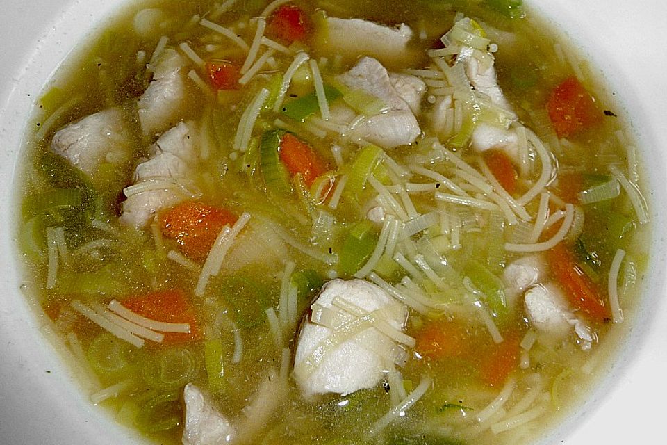 Hühnersuppe mit Nudeln Hühnersuppe mit Nudeln