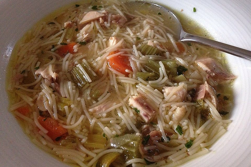Hühnersuppe mit Nudeln Hühnersuppe mit Nudeln