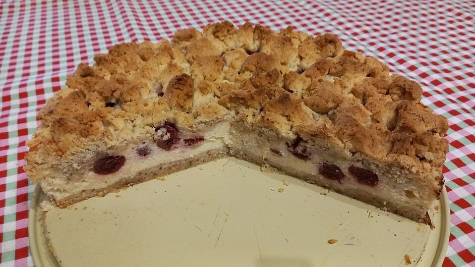 Krümeltorte mit Quark - Kirsch - Füllung von winch
