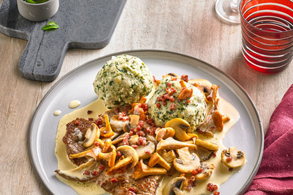 Spinatknödel mit Pilzragout