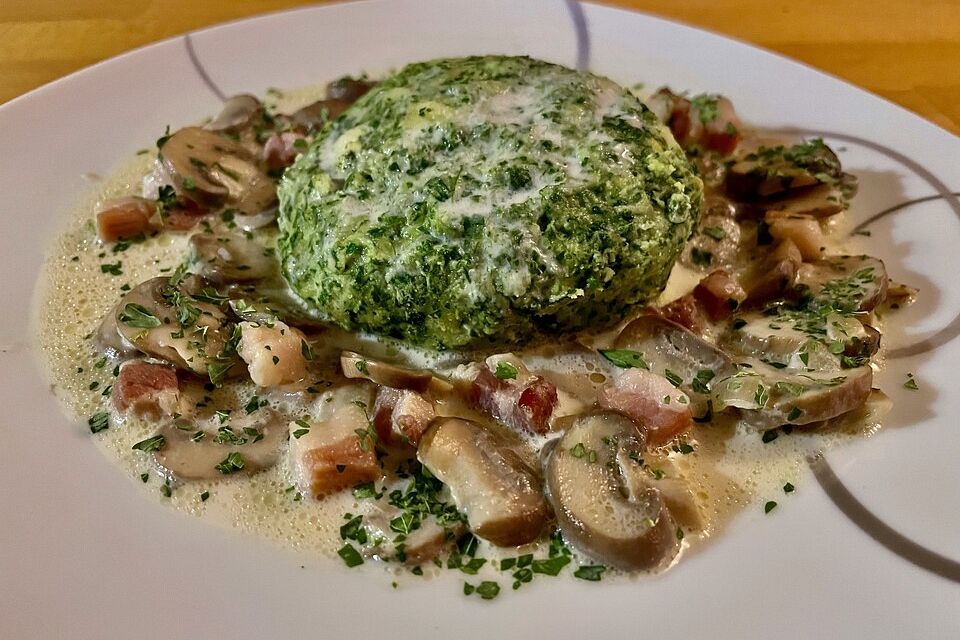 Spinatknödel mit Pilzragout