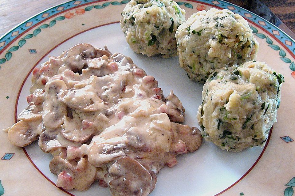 Spinatknödel mit Pilzragout