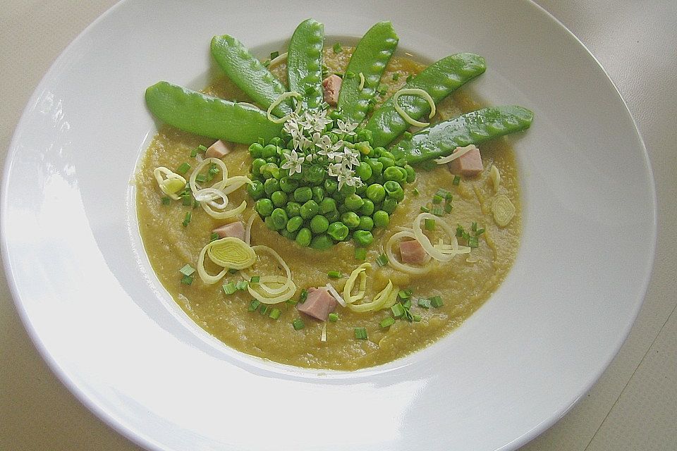 Erbsensuppe mit Frischkäse und gekochtem Schinken