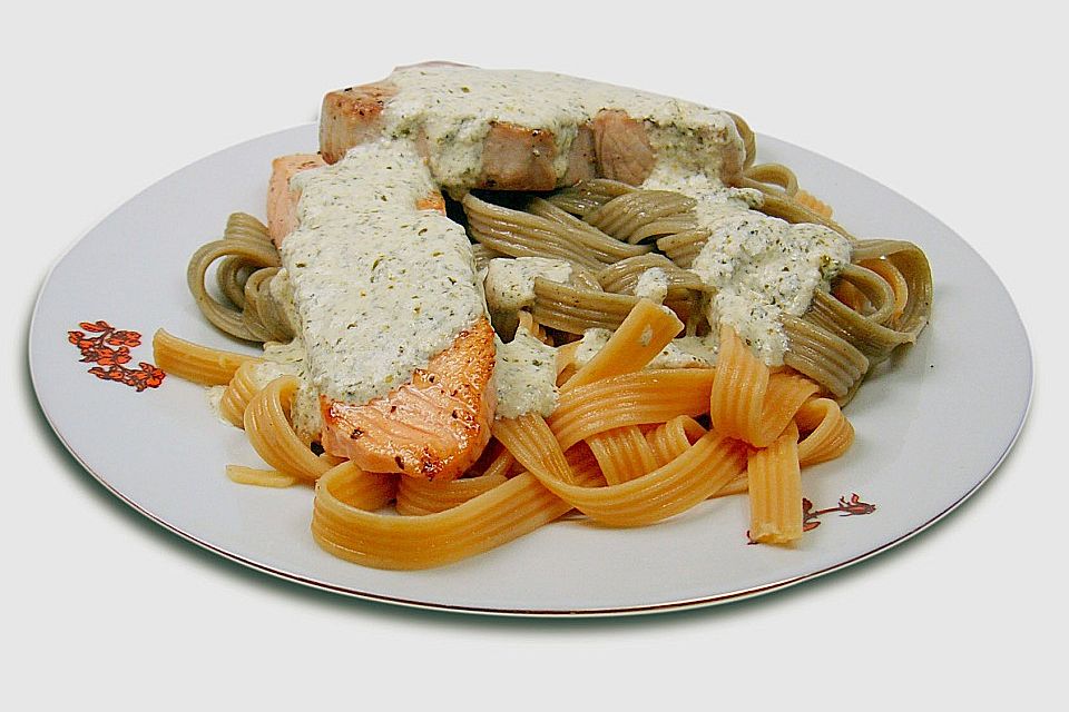 Fettuccine mit verschiedenen Fisch - Steaks und Käse - Sahnesauce