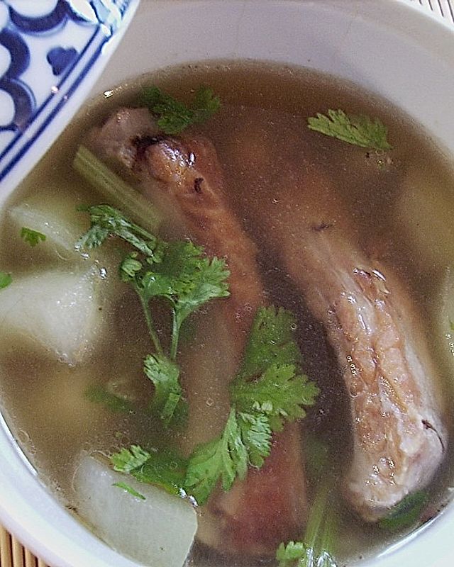 Wachskürbis - Suppe mit gebratenen Schweinerippchen