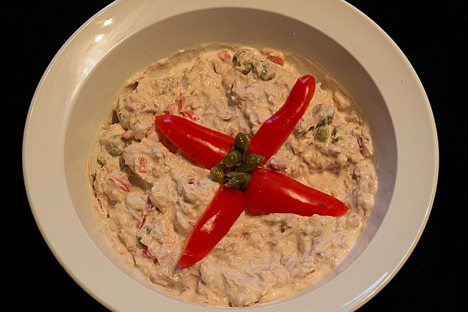 Thunfischsalat mit roter Paprika, Kapern und Zwiebeln