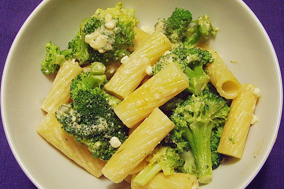 Pasta mit Brokkoli und Hüttenkäse