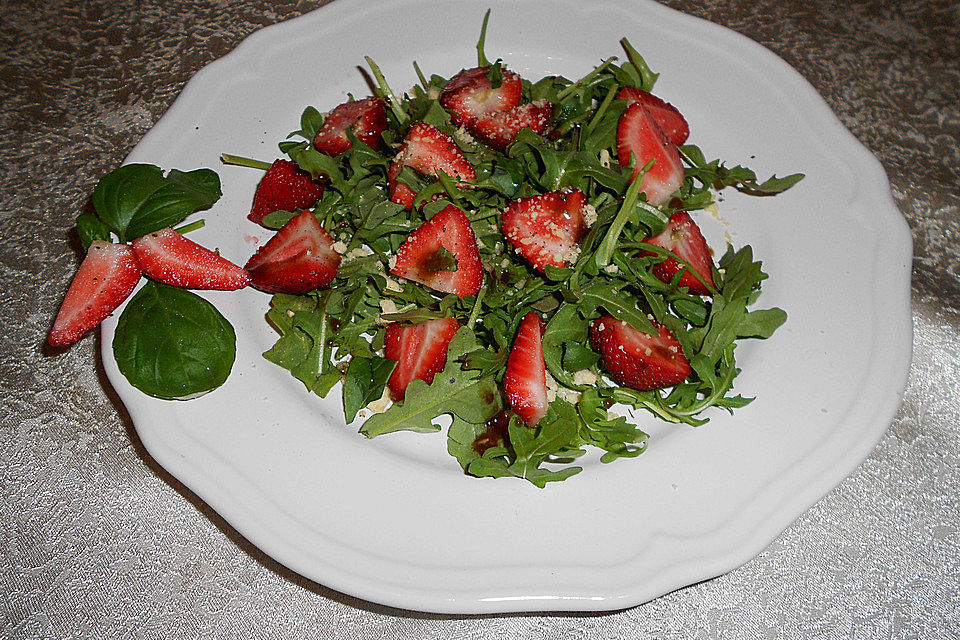 Sommerlicher Basilikum - Rauke - Salat mit Erdbeeren