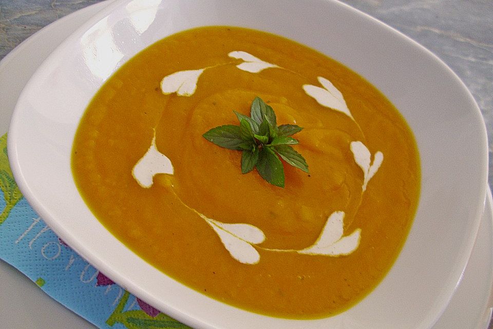 Kürbiscremesuppe mit saurer Sahne