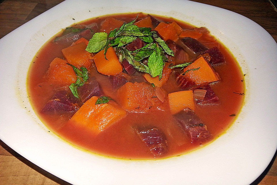 Kürbis Pot au feu mit Rote Bete, Minze und Chilischote