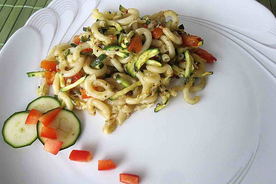 Nudelauflauf mit Paprika und Zucchini