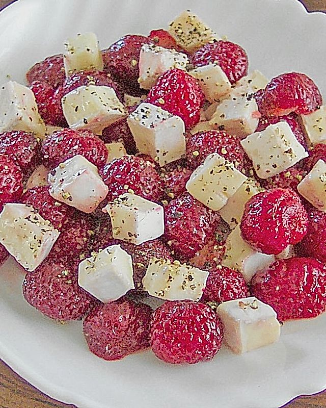 Brie auf pfeffrigen Erdbeeren