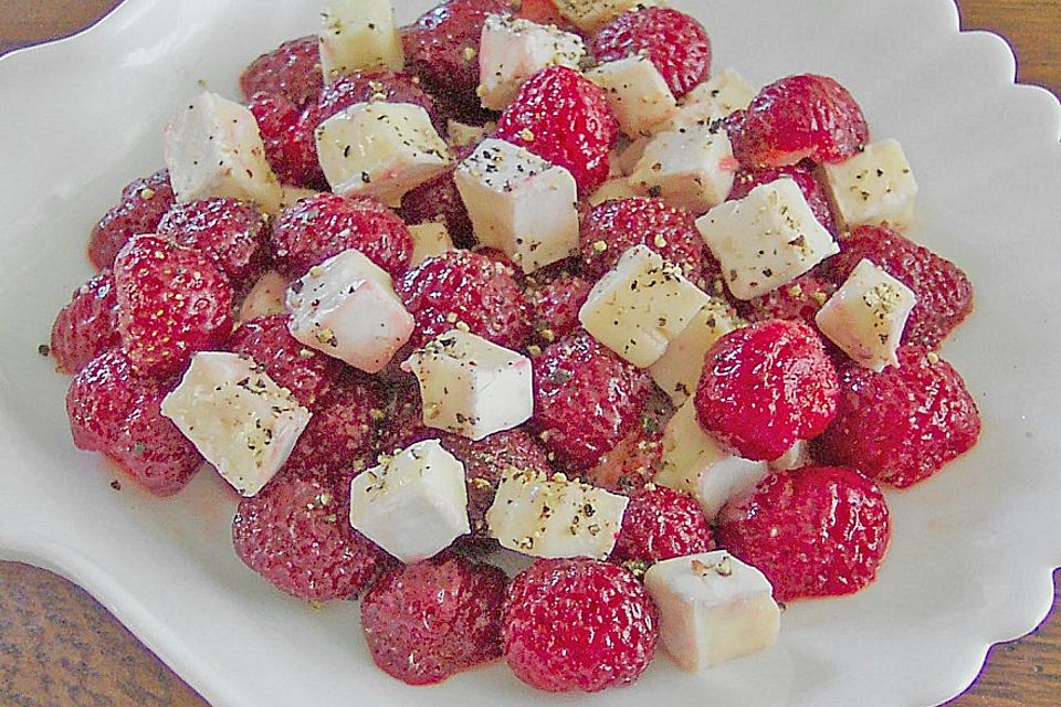 Brie auf pfeffrigen Erdbeeren