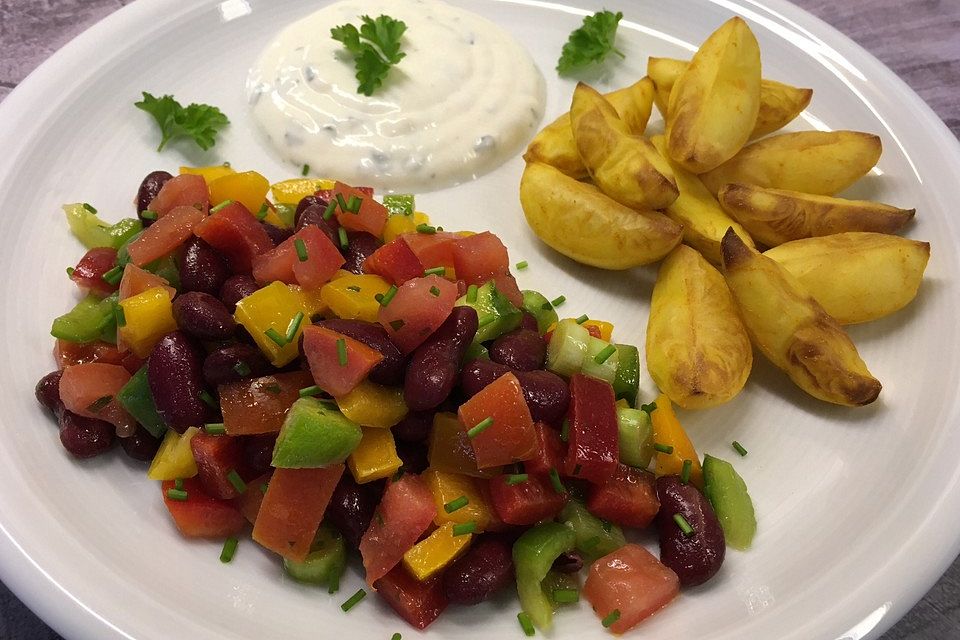 Roter Bohnensalat mit Tomaten und Paprika