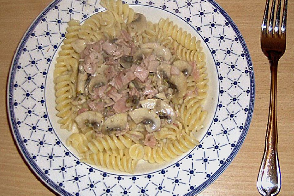 Nudeln mit Schinken - Champignon - Soße