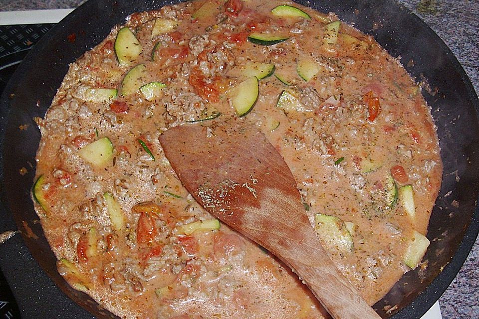 Exotische Putenhackfleisch - Zucchini - Pfanne