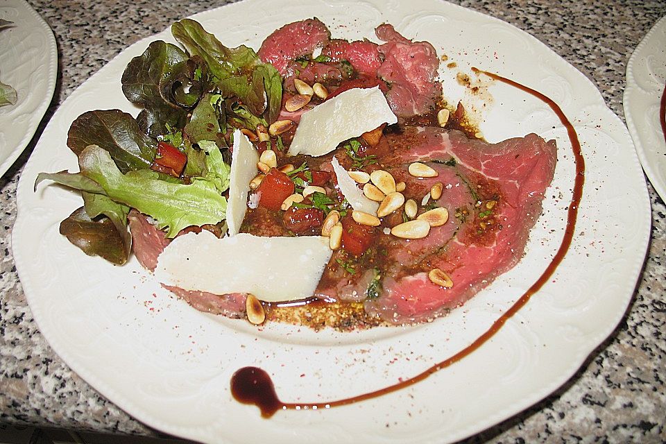 Carpaccio vom Rind mit Bärlauch und Tomatenvinaigrette