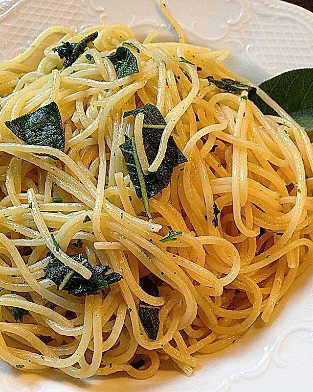 Spaghetti mit Salbei und Petersilie