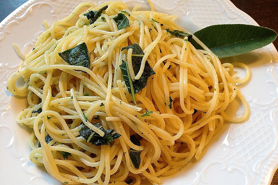 Spaghetti mit Salbei und Petersilie