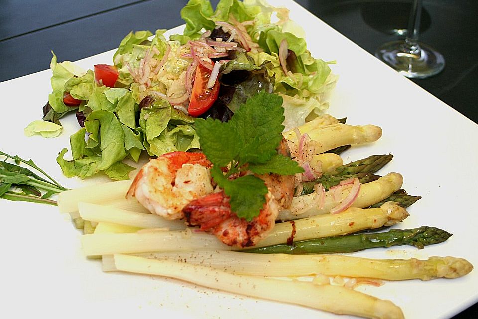 Zweierlei Spargel mit gebratenen Scampi an Löwenzahnsalat