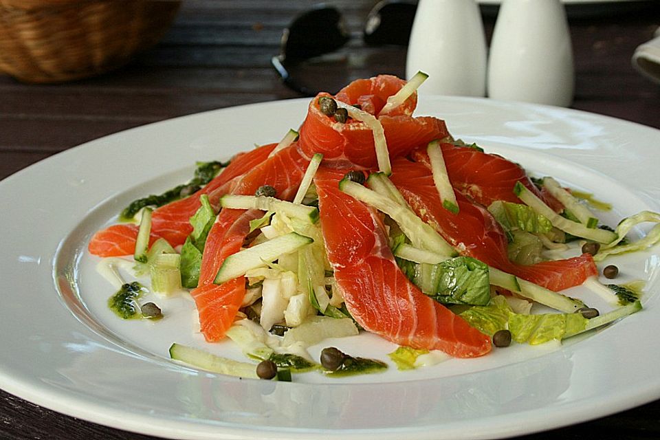 Grüner Salat mit Lachs