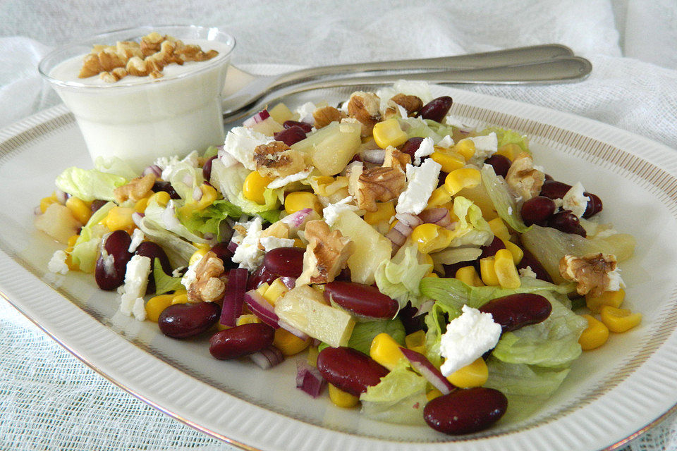 Bohnen - Mais - Salat mit Feta und Ananas