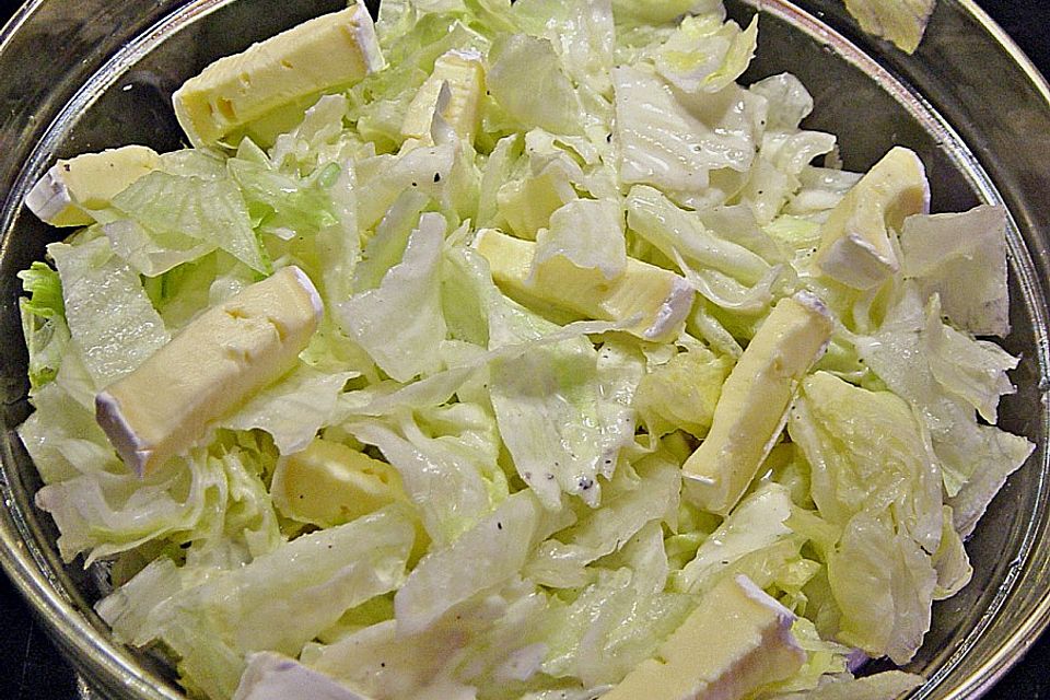 Eisbergsalat mit Brie