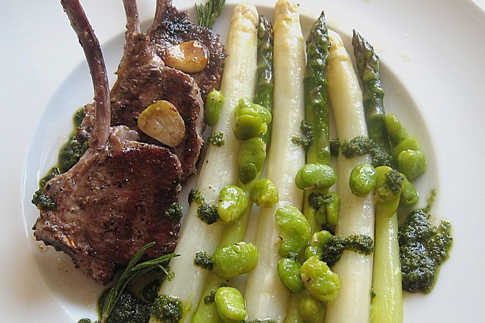 Lammkoteletts mit 2 Sorten Spargel, dicken Bohnen und Bärlauchpesto