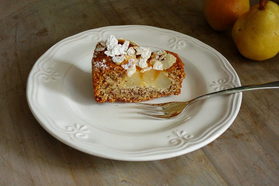 Grieß - Haselnusskuchen mit Birnen