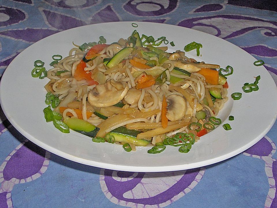 Chow Mein mit 5 verschiedenen Gemüsen von björk| Chefkoch
