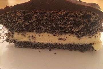 Glasierte Mohntorte mit Buttercreme gefüllt