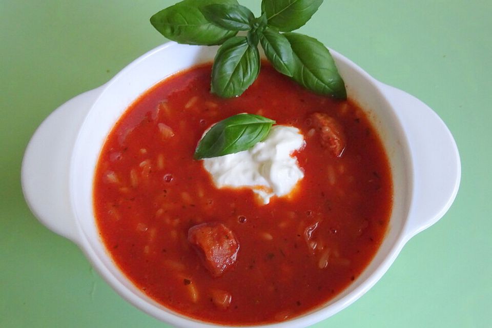 Tomatencremesuppe mit Reis und Fleischklößchen