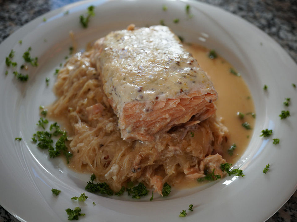 Sauerkraut mit Lachs von udonis| Chefkoch