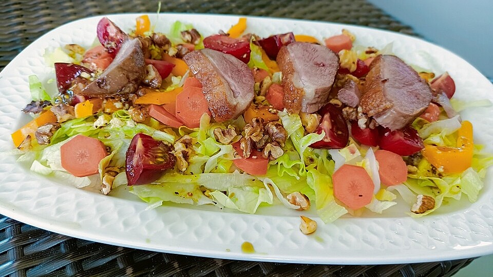 Entenbrust auf buntem Salat von schrat