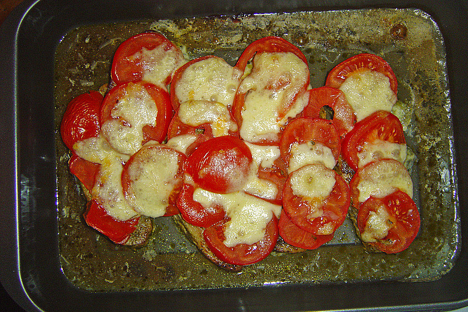 Schweineschnitzel mit Tomaten, Pesto und Basilikum