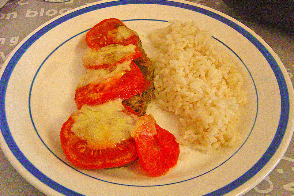 Schweineschnitzel mit Tomaten, Pesto und Basilikum