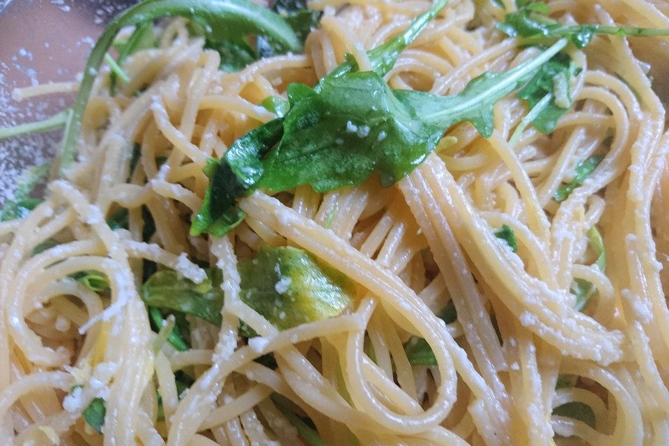 Zitronenspaghetti mit Parmesan und Rucola