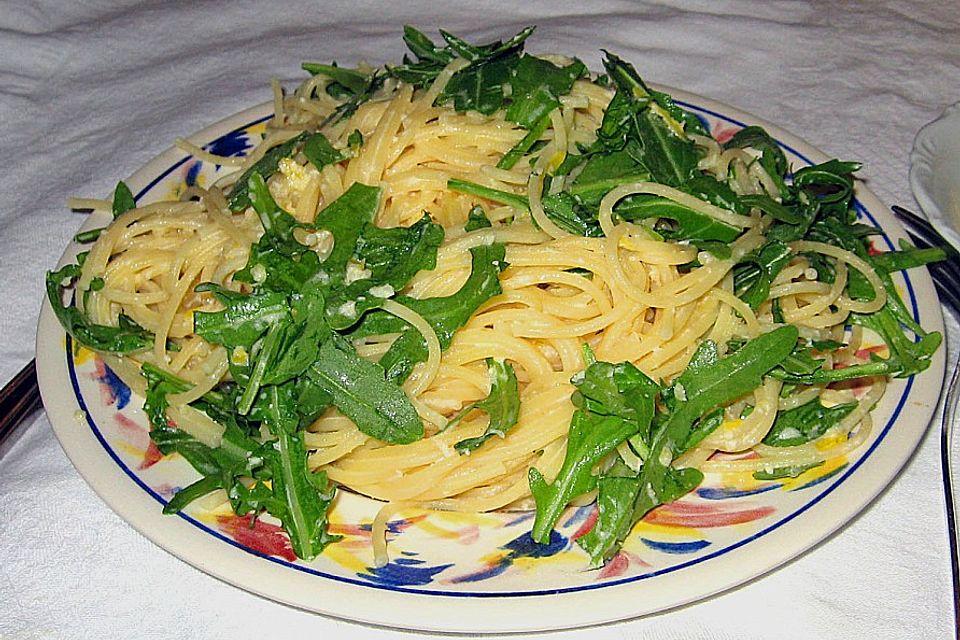 Zitronenspaghetti mit Parmesan und Rucola