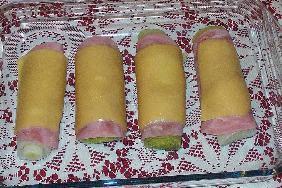 Lauch im Schinkenmantel mit Käse überbacken