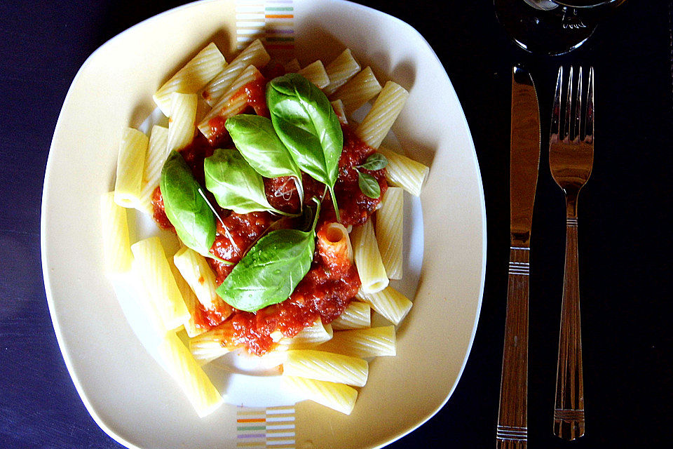 Rucola - Basilikum - Pesto mit Kirschtomaten an Nudeln