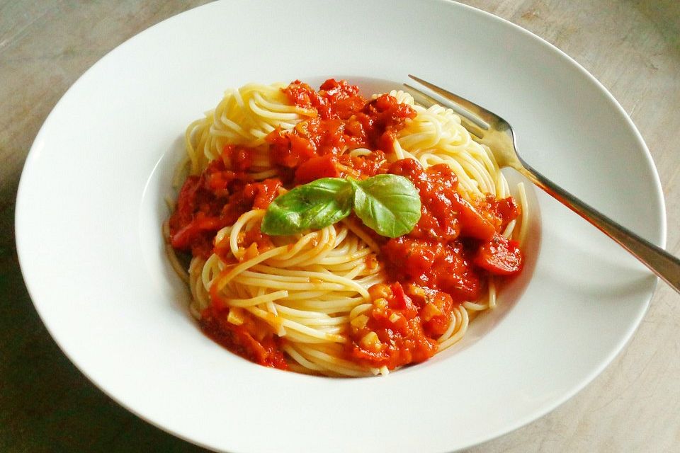 Spaghetti mit Tomaten - Paprika - Sauce