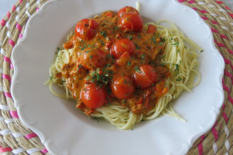 Spaghetti mit Tomaten - Paprika - Sauce