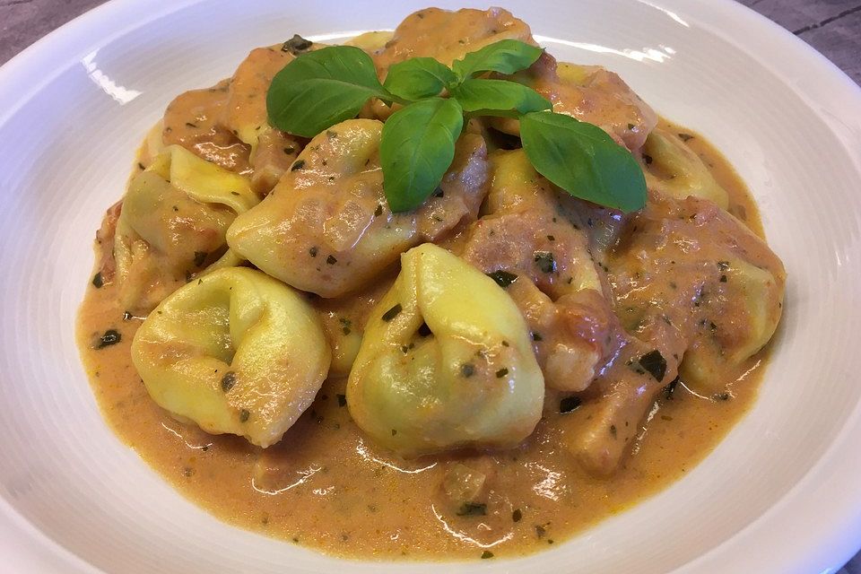 Tortellini in Speck - Tomaten - Sauce