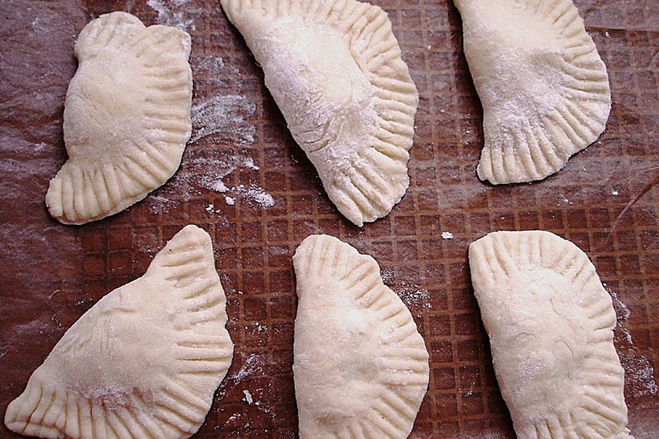 Türkische Teigtaschen mit zweierlei Füllungen