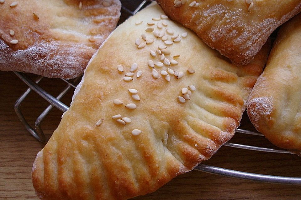 Türkische Teigtaschen mit zweierlei Füllungen