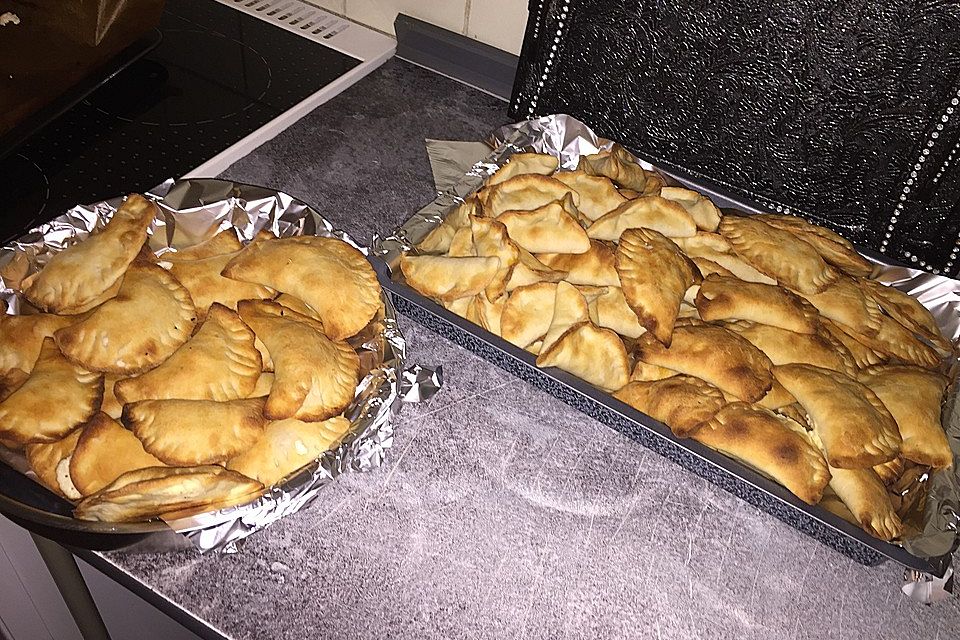 Türkische Teigtaschen mit zweierlei Füllungen