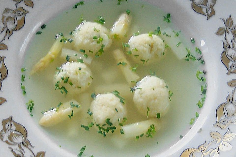 Klare Spargelsuppe mit Grießklößchen